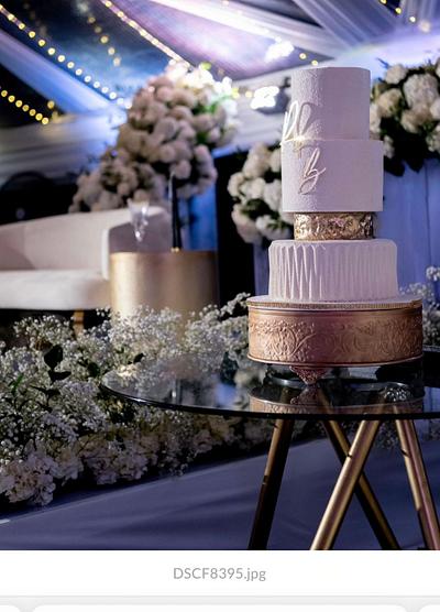 White chocolate elegance  - Cake by MsTreatz