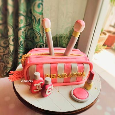 Makeup pouch cake - Cake by Arti trivedi