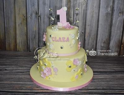 Bee and daisy cake - Cake by Daria Albanese