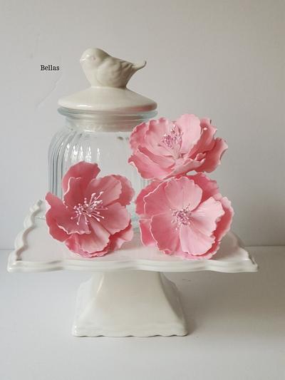 Sugar flowers  - Cake by Bella's Cakes 