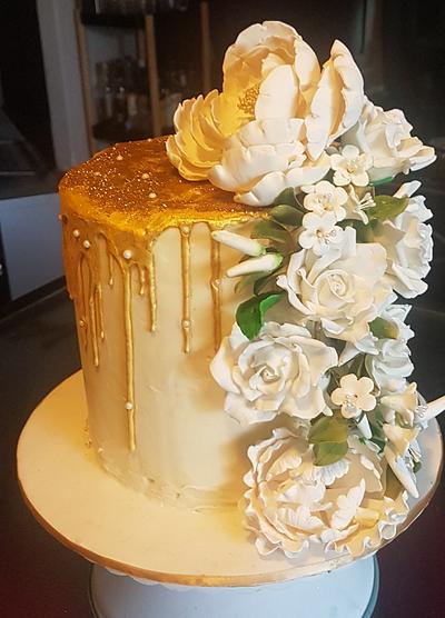 White and gold theme - Cake by Vicky