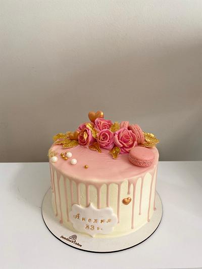Drip cake with roses - Cake by Detelinascakes