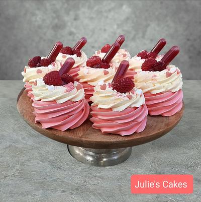 Valentine's mini pavlova ❤️🩷 - Cake by Julie's Cakes 