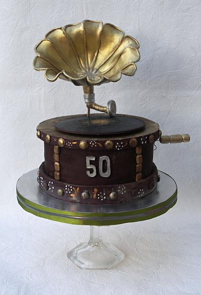Chocolate retro gramophone - Cake by Zuzana Bezakova