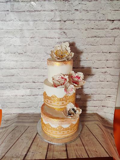 Gold &White Wedding - Cake by Dr RB.Sudha