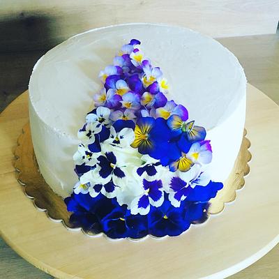Cake with edible flowers - Cake by VVDesserts