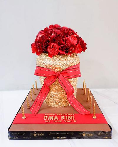 Golden Flower Vase Birthday Cake - Cake by Dapoer Nde
