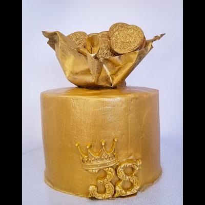 24k Gold! - Cake by Jenn Szebeledy  ( Cakeartbyjenn_ )