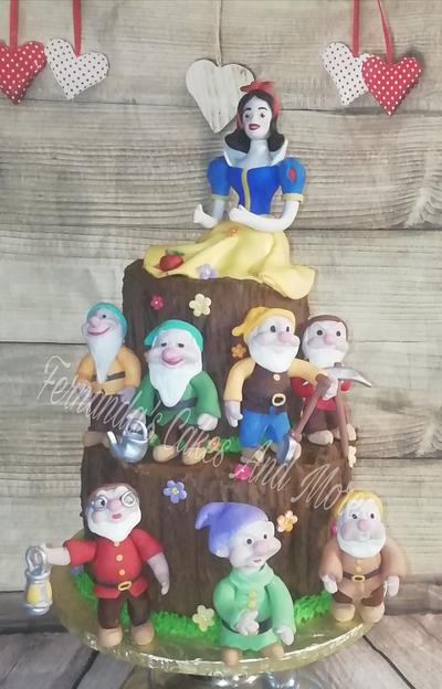 Snowwhite and the seven dwarfs - Cake by Fernandas Cakes And More