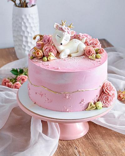 White deer cake  - Cake by Cakes Julia 