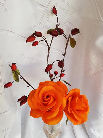 Autumn in Sugar flowers - roses and roses hip - Cake by Maja Motti