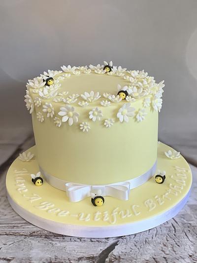 Pretty ‘bee’ cake  - Cake by Roberta