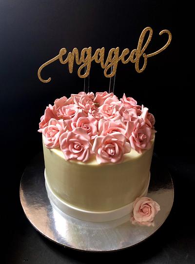 White chocolate and sugar roses... - Cake by Rebecca29