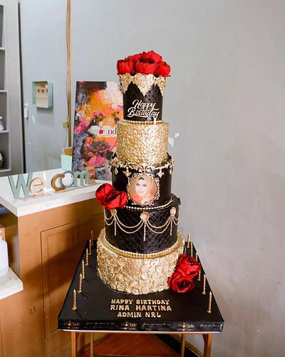 Black and Gold Custom Cake - Cake by Dapoer Nde