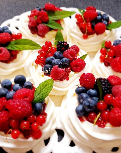 Mini Pavlova cakes with forest fruits - Cake by Benny's cakes