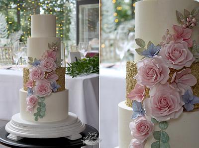 Wedding cake with sugar flowers - Cake by Lorna