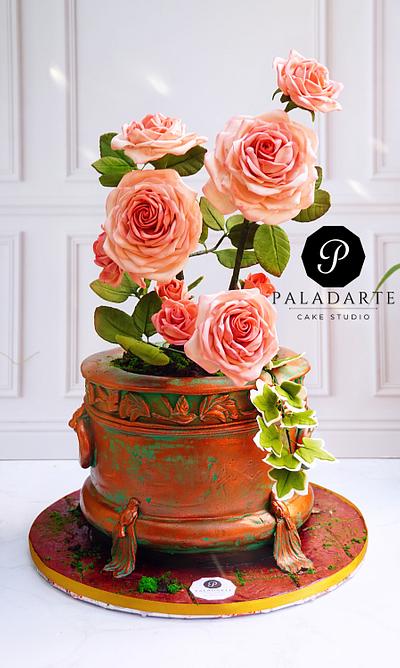 Vintage pot cakewith sugar roses  - Cake by Paladarte El Salvador