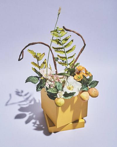Summer sugarflower gift box - Cake by Eszter Kanyári