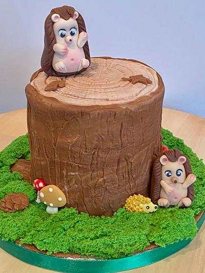 Tree Stump with hedgehogs - Cake by Helen’s Cakes Enjoy 