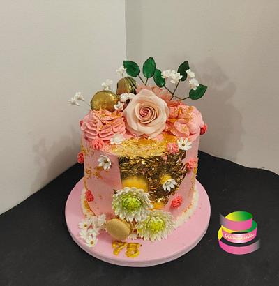 Gold floral birthday cake - Cake by Ruth - Gatoandcake