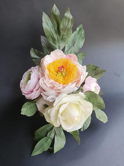 Composizione floreale con peonie ,rose e ranuncoli  - Cake by rosycakedesigner