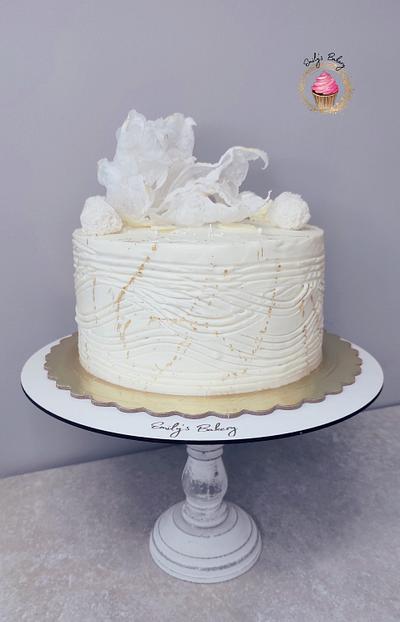 White and gold - Cake by Emily's Bakery
