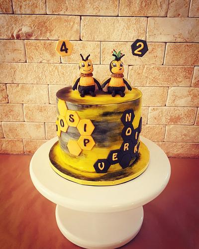 Bee 🐝🐝 - Cake by Cakes_bytea