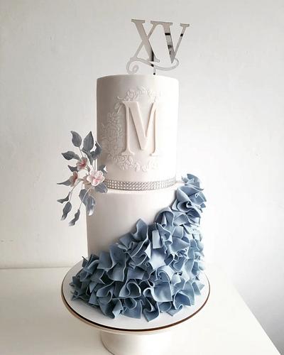 Elegant fifteenth party cake - Cake by Silvia Caballero