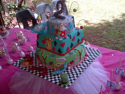 Alice in Wonderland - Cake by CupCake Garage