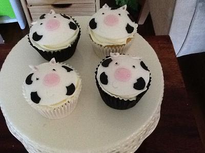 Cow cupcakes - Cake by Lisascakes