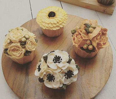 Buttercream Flower Cupcakes - Cake by LiLian Chong
