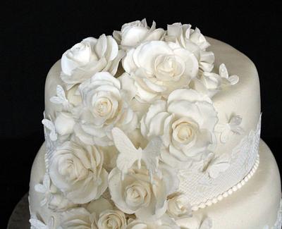 White roses, butterflies and lace! - Cake by Anka