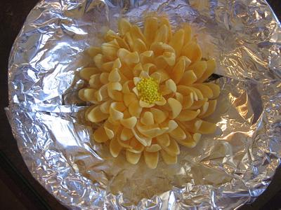 Gumpaste Chrysanthemum - Cake by all4show