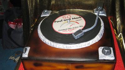 Record player cake - Cake by Novel-T Cakes