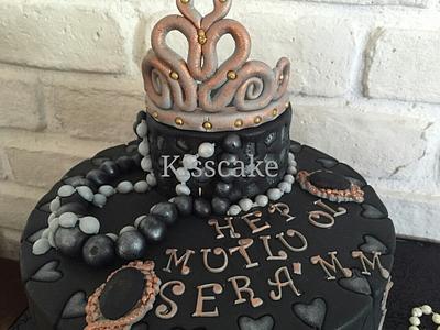 Birthday cake with pearls and crown - Cake by Cangül Dağlaraşar