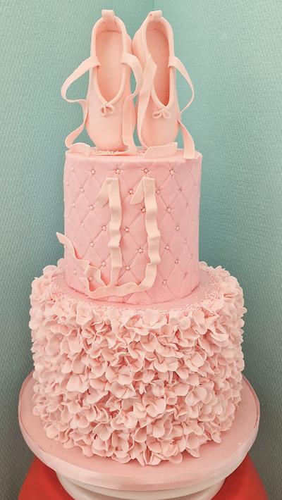 Ballet shoes cake - Cake by Miavour's Bees Custom Cakes
