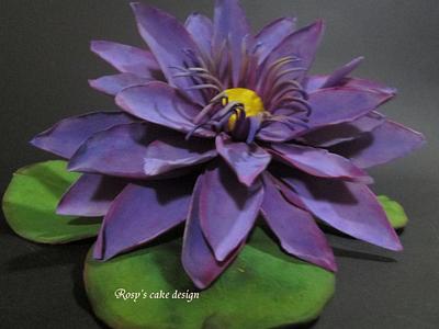Water Lily in gum paste - Cake by rosycakedesigner