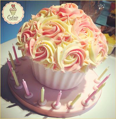 Giant Cupcake - Cake by Cutsie Cupcakes