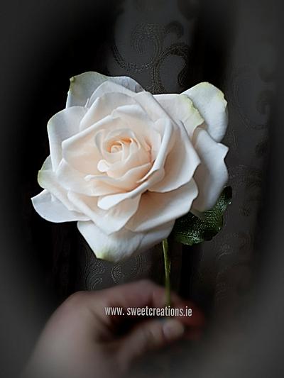 Clermont Sugar Roses - Cake by Sweet Creations