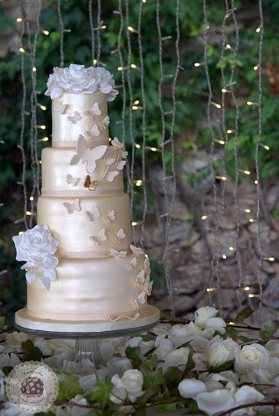 Butterflies & Roses Wedding cake - Cake by Mericakes