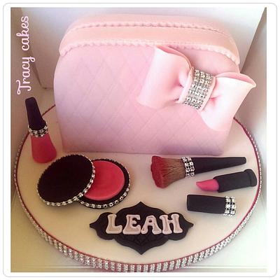 Make-up bag cake - Cake by Tracycakescreations