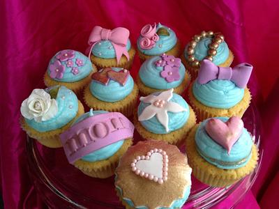 Vintage Cupcakes  - Cake by The Whisk by Karla 