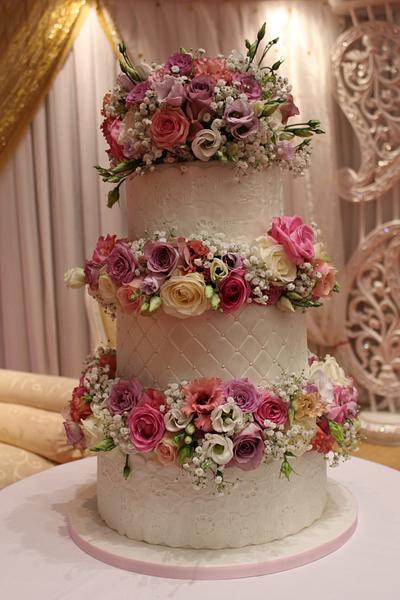 Lace and fresh flower wedding cake - Cake by Cakes o'Licious