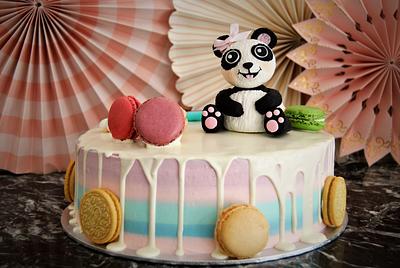 Drip cake with panda bear - Cake by Wedding Painting Cakes by Soraya Torrejon