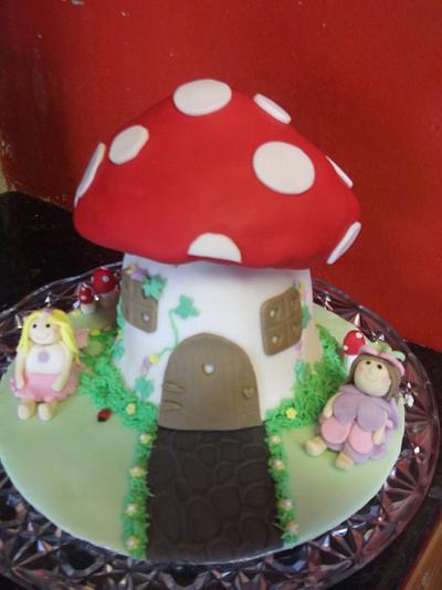Fairy toadstool - Cake by chelleBelle