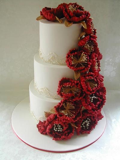 Red, white and gold wedding cake - Cake by Cakes for mates