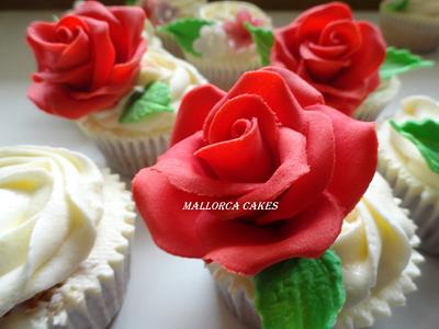 red rose cupcakes - Cake by mallorcacakes