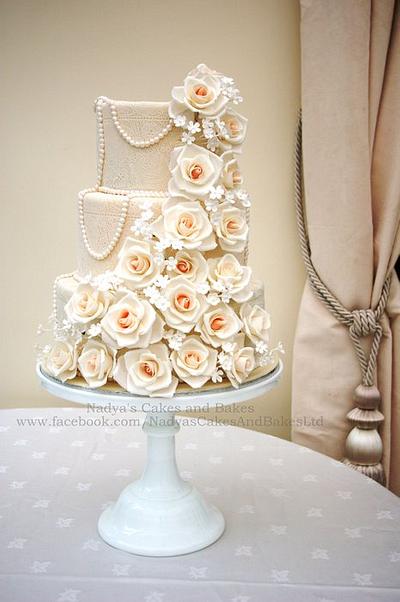 Vintage roses and pearls - Cake by Nadya