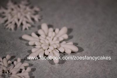 fondant snowflakes - Cake by Zoe's Fancy Cakes