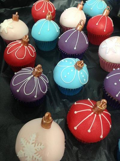 Christmas Bauble cupcakes - Cake by Lesley Southam